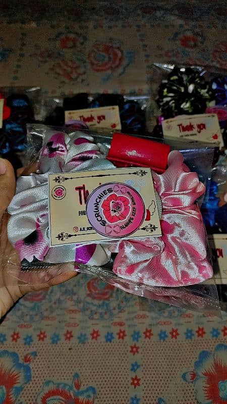 Scrunchies  20 customer  ko 4 scrunch ka sat hair poni and kachar free 7