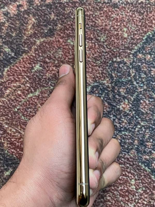 IPhone 11ProMax Good condition sim time availableWhatsApp(03274117805) 7