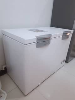 I m selling my dawlance twin door freezer new model white