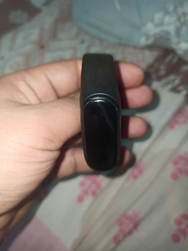 Mi band 4 with strap and original charger 2