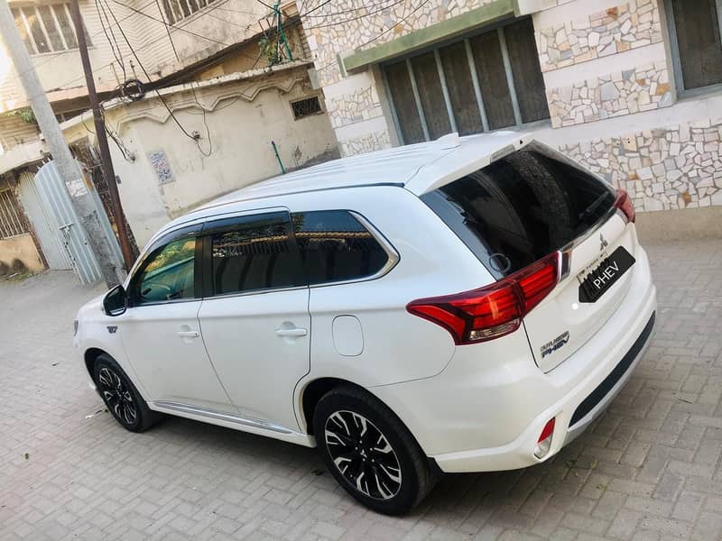 Electric + Hybrid Powerful SUV - Mitsubishi Outlander 2017/21 1