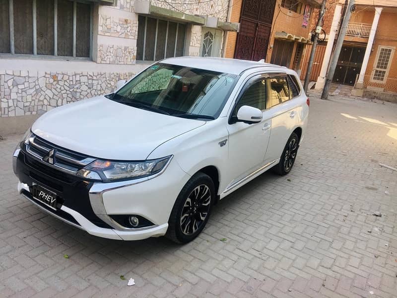 Electric + Hybrid Powerful SUV - Mitsubishi Outlander 2017/21 4