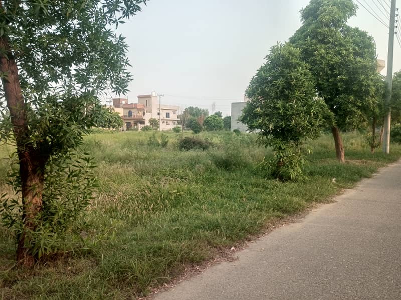 18 Marla Plot On Main 60ft Road College Town Back Side IEP Town Society Lahore 3