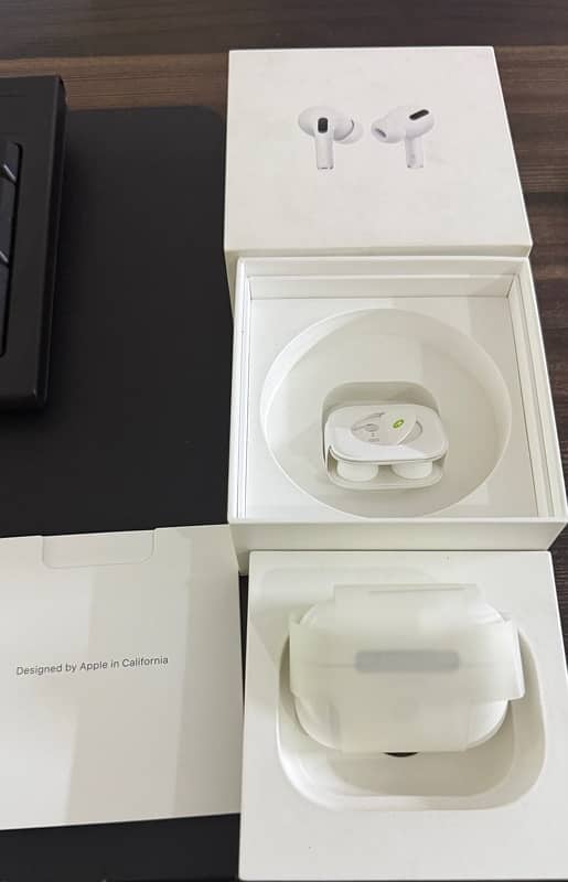 Apple AirPods Pro (1st Gen) 3