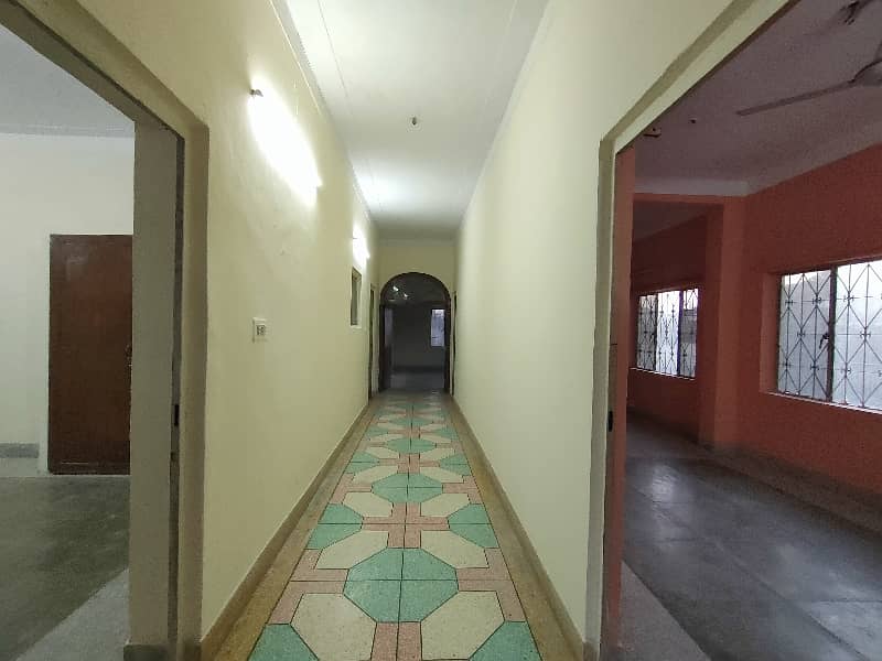 2-Kanal 3-Bedroom's Separate Gate Upper Portion Available For Rent. 7