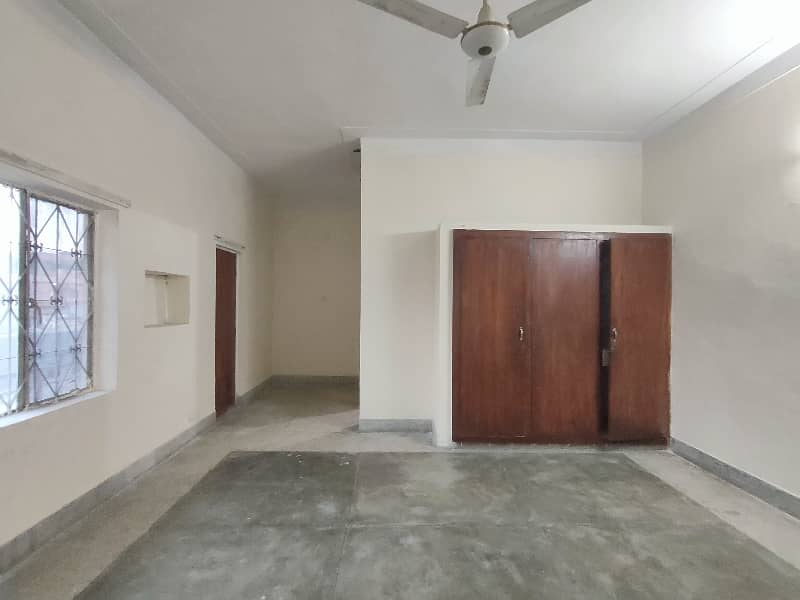 2-Kanal 3-Bedroom's Separate Gate Upper Portion Available For Rent. 12