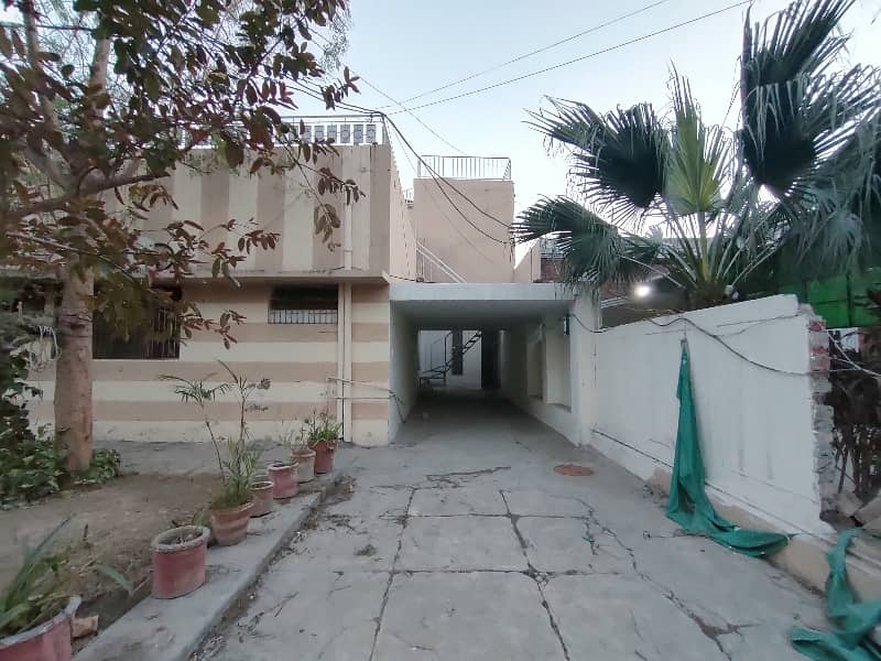 2-Kanal 3-Bedroom's Separate Gate Upper Portion Available For Rent. 26