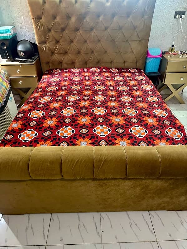 Bed for sale just like a new 1 Bed 2 side table 1