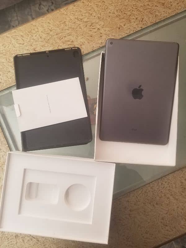 ipad 8th genration. . 128Gb . . 10/10 like a new 0