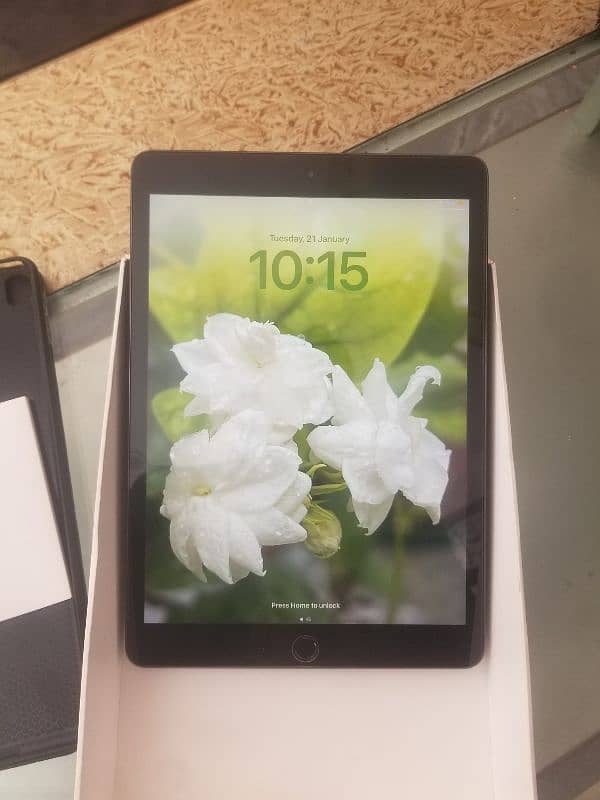 ipad 8th genration. . 128Gb . . 10/10 like a new 2