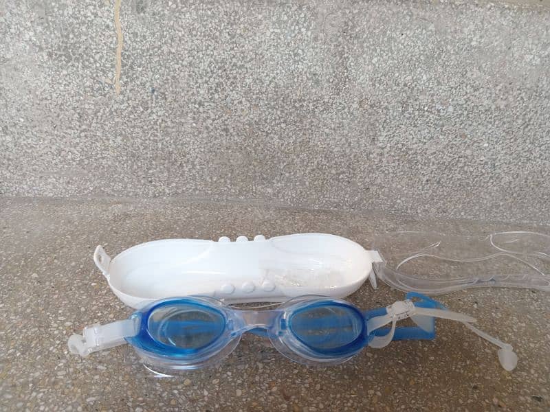 Swimming goggles,nose clip and ear plugs. 2