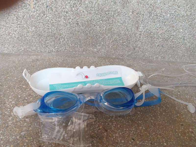 Swimming goggles,nose clip and ear plugs. 3