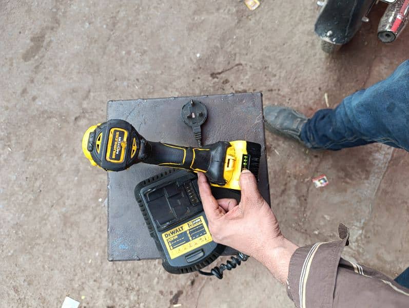 Dewalt DCD-996 With Battery Charger Complete Set 1