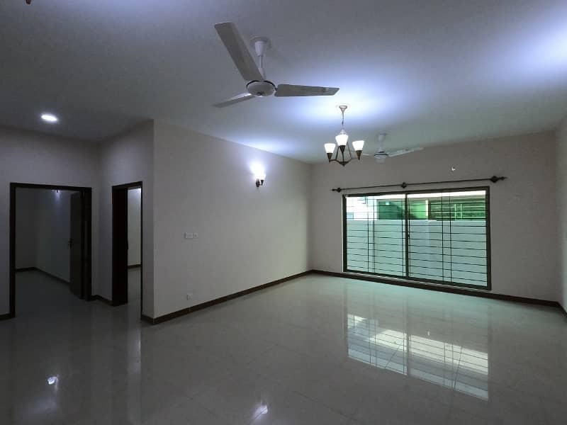 A Spacious 375 Square Yards House In Askari 5 - Sector J 4