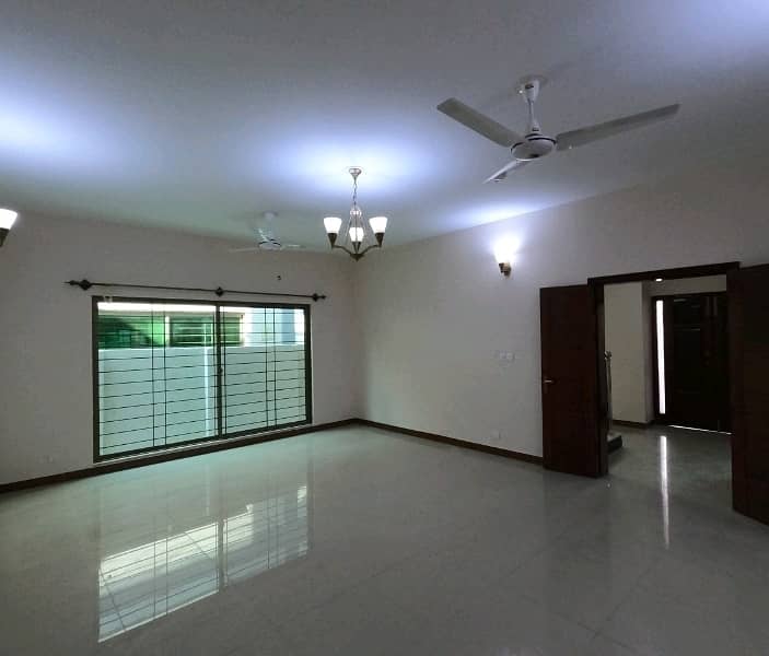 A Spacious 375 Square Yards House In Askari 5 - Sector J 16