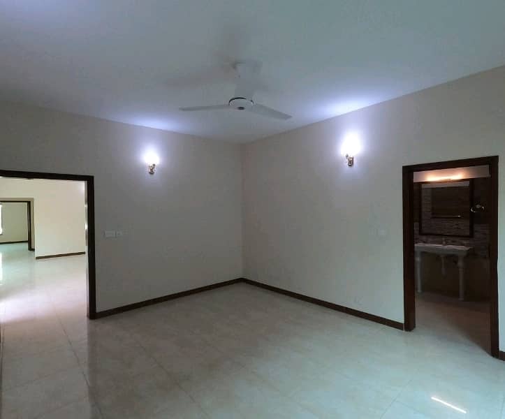 A Spacious 375 Square Yards House In Askari 5 - Sector J 19