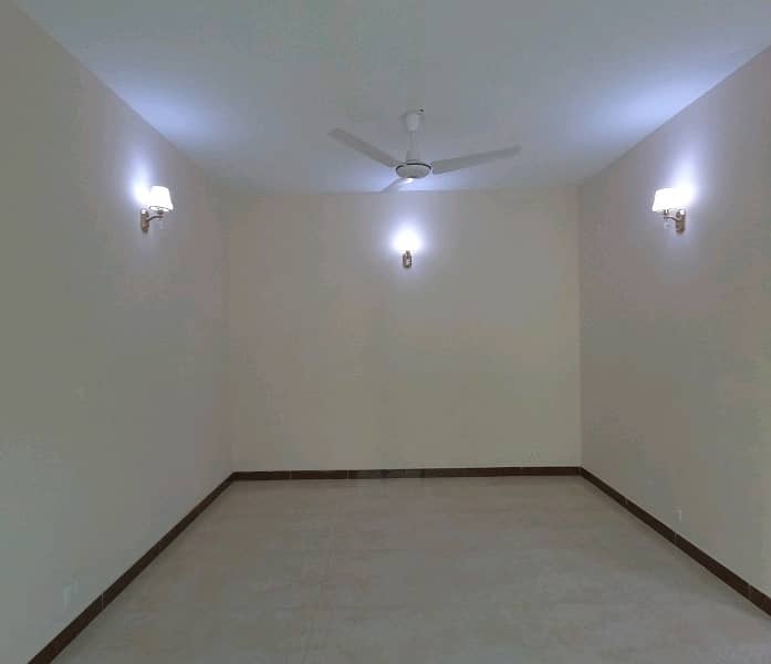 A Spacious 375 Square Yards House In Askari 5 - Sector J 20