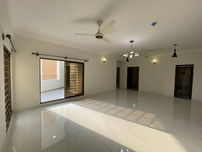 2486 Square Feet Flat For sale In Karachi 4