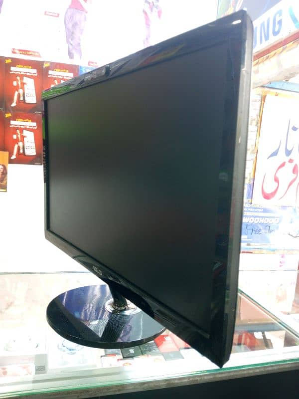 ASUS Ultra LCD For Gaming with HD Cam 4