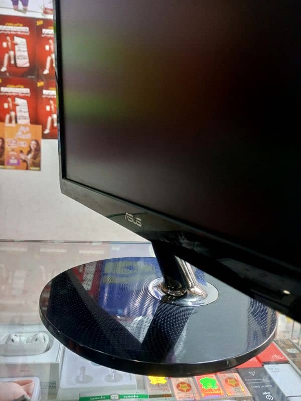 ASUS Ultra LCD For Gaming with HD Cam 9