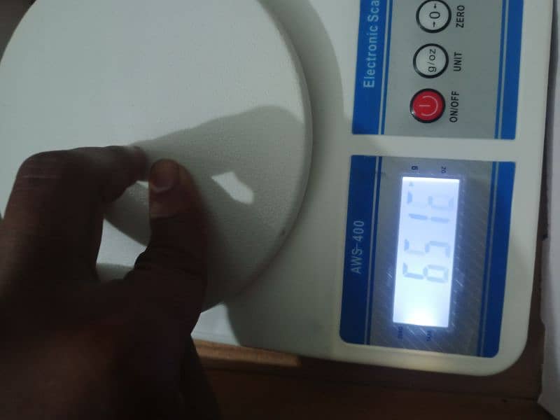 Digital wait scale And 2 stapler for sale 0