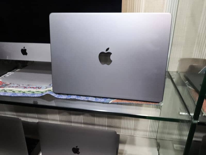 55 macbook pro air i5 i7 i9 M1 M2 M3 10/10 condition 0