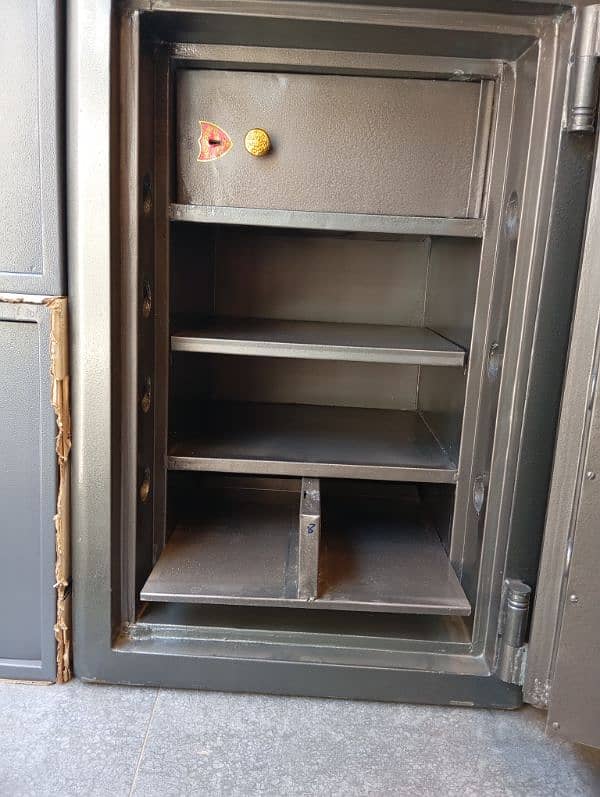 STEEL LOCKER 2