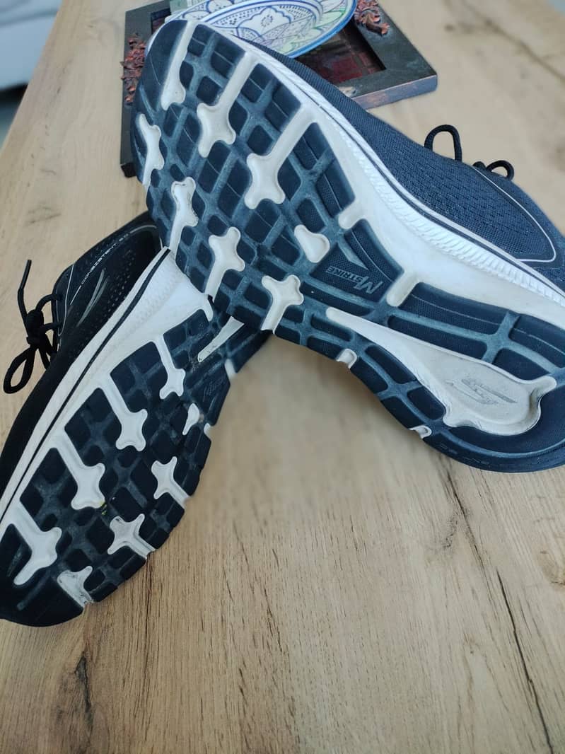 Skechers for sales in excellent condition 4