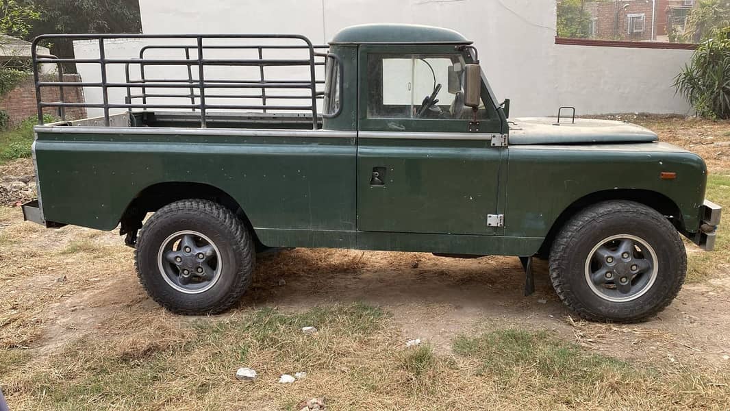 Land Rover Defender 1975 2