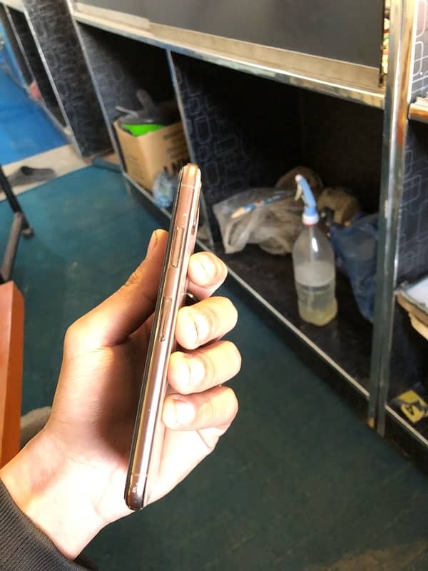 iphone xs  factory unlock  64gb LLA baterry on service 77% 0