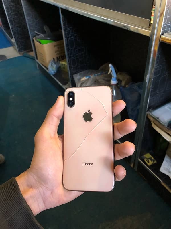 iphone xs  factory unlock  64gb LLA baterry on service 77% 2