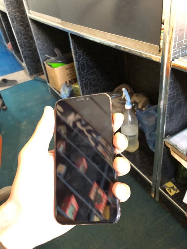 iphone xs  factory unlock  64gb LLA baterry on service 77% 3