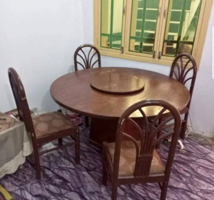 dinning table with four chair's 0