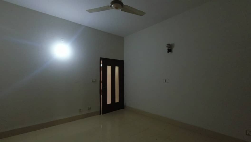 Gulberg Prime Location 1 Kanal House For Rent 9