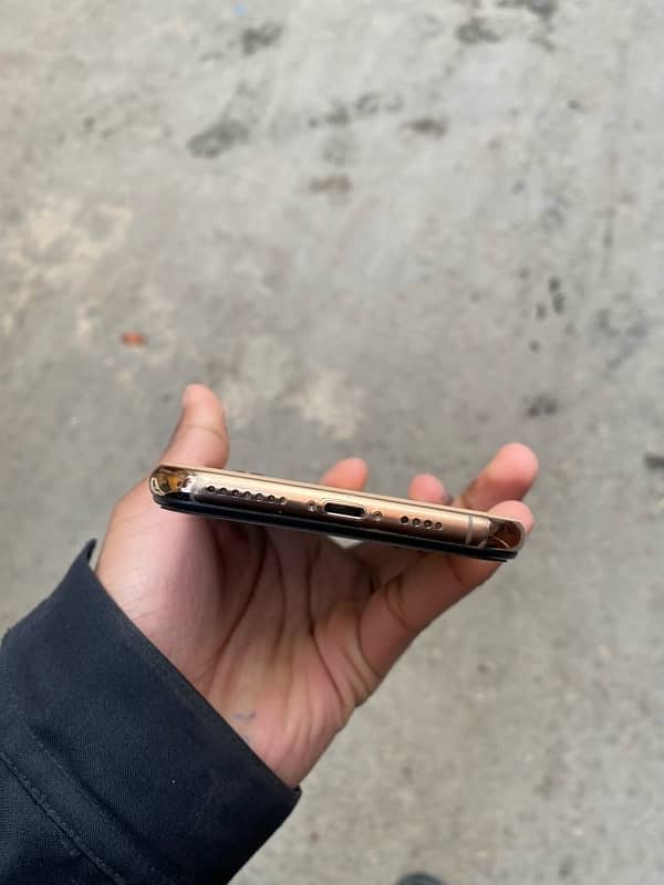 iPhone XS Max PTA approved 64 gb 10/9.5condition 4