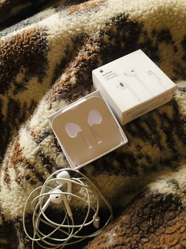 Urgent sale Airpods with lightning connector 3