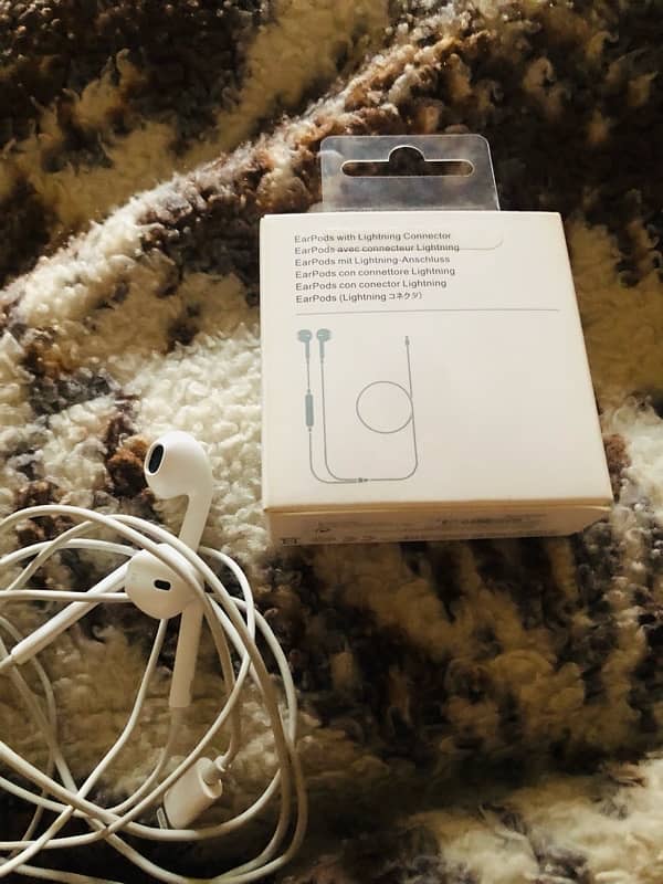 Urgent sale Airpods with lightning connector 4