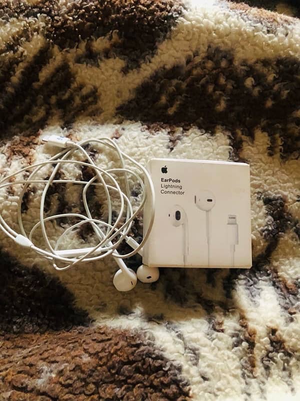 Urgent sale Airpods with lightning connector 5