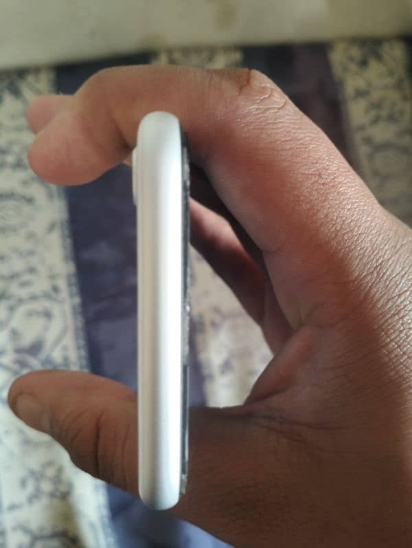 I phone se 2nd generation white colour 64 gb jv with box . 5