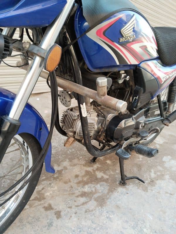 I'm selling a Honda pridor 100cc 7