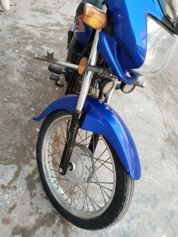 I'm selling a Honda pridor 100cc 8