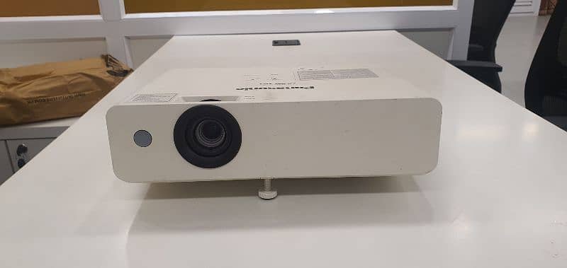 Panasonic PT LB 300 Projector 0