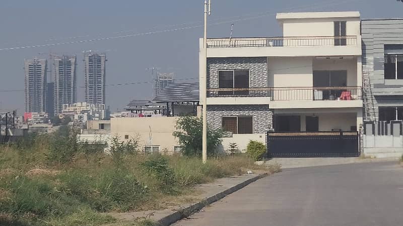 10 Marla Level And Solid Land. South Facing Heighted Location Plot For Sale. Dem 1.75 Crore 0