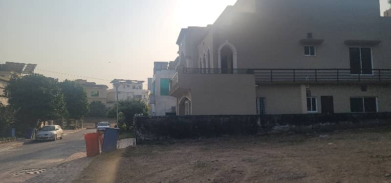 28 Marla 6498 Sqft Level And Solid Land Plot Dead End Corner. Huge Extra Land. Peaceful And Quiet Area. Asking 5.50 Crore. 3