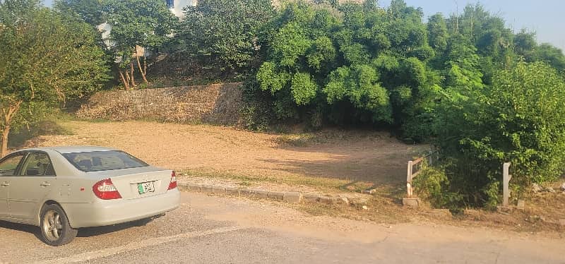 28 Marla 6498 Sqft Level And Solid Land Plot Dead End Corner. Huge Extra Land. Peaceful And Quiet Area. Asking 5.50 Crore. 4