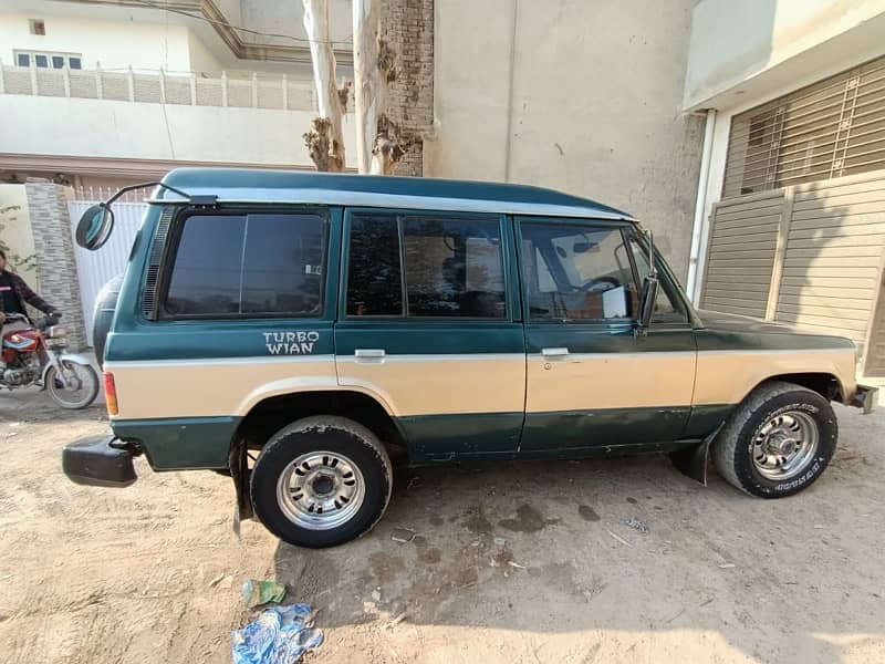 Mitsubishi Pajero 1986 4