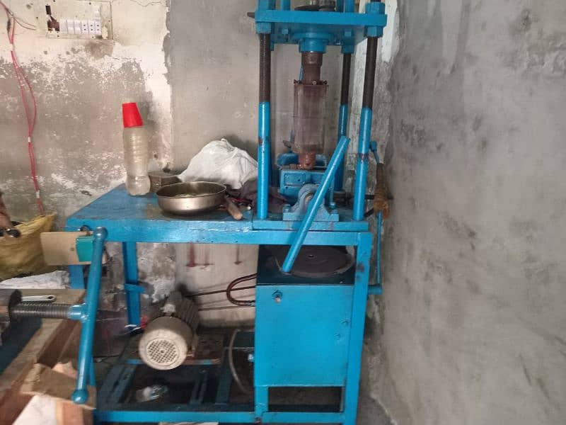 Four pillar hydraulic molding machine 1