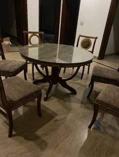 ROUND DINNING TABLE