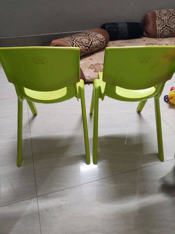 2 chairs ND one table lyt green chairs ND dark green table 1