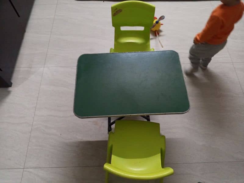 2 chairs ND one table lyt green chairs ND dark green table 2